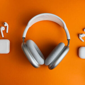 آموزش کامل ریست کردن ایرپاد (AirPods، AirPods Pro و AirPods Max) برای رفع مشکلات اتصال، صدا و شارژ. مراحل قدم‌به‌قدم + نکات مهم قبل و بعد از ریست.
